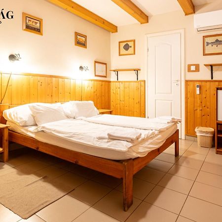 Vadvirag Vendeglo Es Fogado Bed and Breakfast Tatabánya Exteriör bild