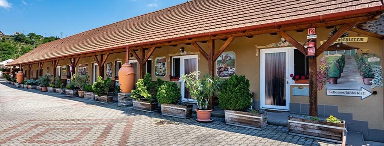 Vadvirag Vendeglo Es Fogado Bed and Breakfast Tatabánya Exteriör bild