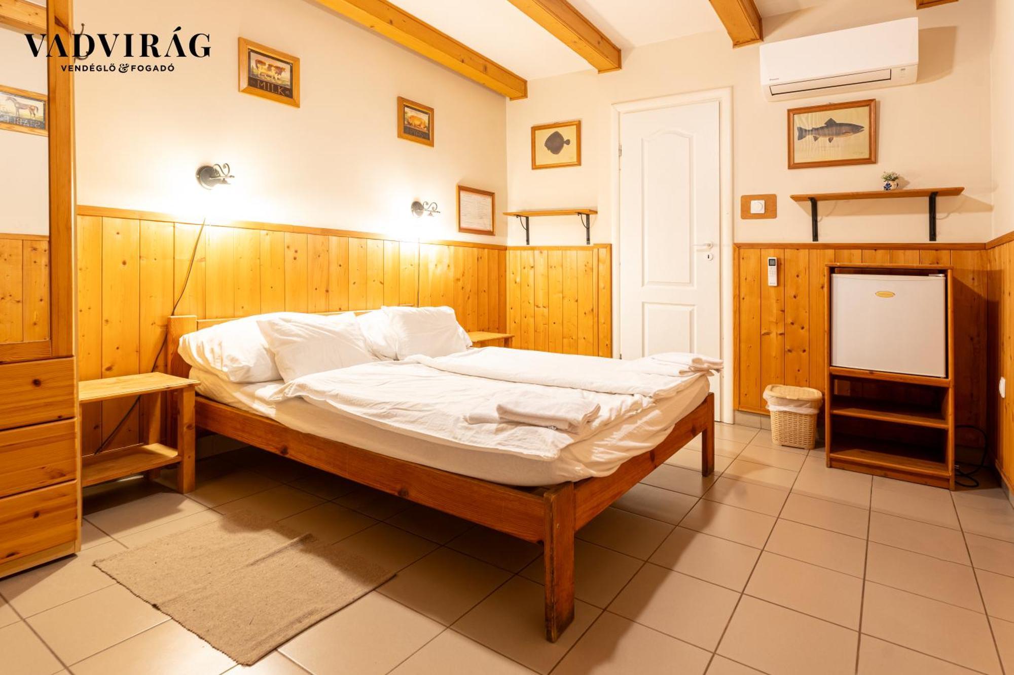 Vadvirag Vendeglo Es Fogado Bed and Breakfast Tatabánya Exteriör bild